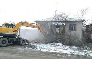Kavak’ta metruk binalar yıkılıyor
