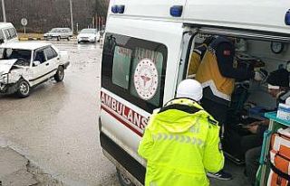 Kavşakta çarpıştılar: 2 yaralı