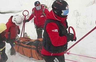 Kayak yaparken yaralanan İranlı turisti JAK timi...