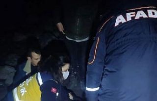 Kayalıklardan düşerek yaralandı