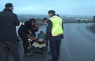 Kaygan yolda duramayan tır, otomobile çarptı: 1...