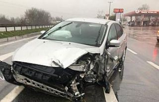 Kayganlaşan yolda kontrolden çıkan otomobil bariyerlere...