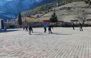 Kaymakam çocuklarla maç yaptı