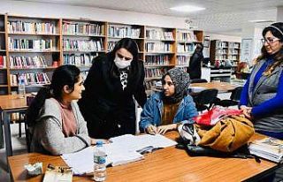 Kaymakam Demir, kütüphanede incelemelerde bulundu
