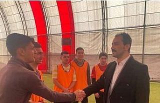 Kaymakam Kundakçı turnuvaya katılan gençlerle...