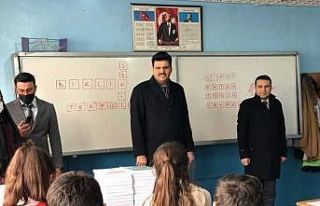 Kaymakam Kurt öğrencilere kitap dağıttı