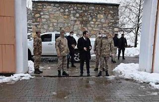 Kaymakam Mete, Mereto dağı eteklerindeki karakolda...