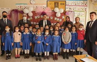 Kaymakam öğrencilerin sevincini paylaştı