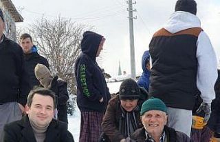 Kaymakam Raşit Kurt, vatandaşlarla kızağa binerek...