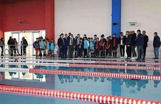 Kaymakam Tunç, olimpik yüzme havuzunda incelemelerde...
