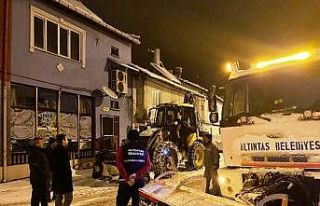 Kaymakam ve Belediye Başkanı karla mücadele çalışmalarını...