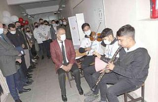 Kaymakama klarnetli darbukalı müzik dinletisi