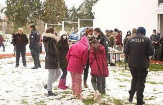 Kaymakamdan Roman çocuklara sucuk partisi