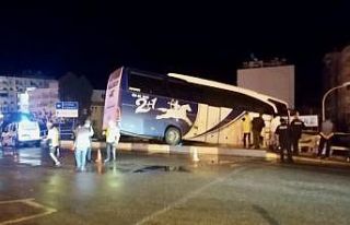 Kaza yapan otobüs köprüde askıda kaldı:2 hafif...