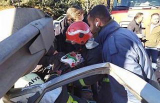 Kazada ağır yaralanan genç sürücü yaşam savaşını...