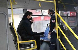 Kazada beli tutulan genç oturarak yardım bekledi