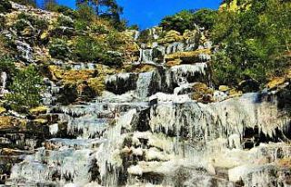 Kazdağları’nda şelaleler soğuktan buz tuttu