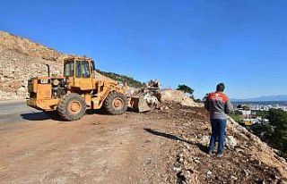 Kepez Fatin Gökmen Caddesi’nde taş duvar çalışması