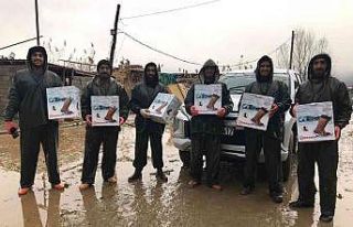 Kereviz yıkayan tarım işçilerine çizme hediye...