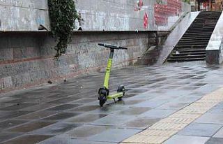 Kilitlenmeden park edilebilen e-skuterler kaldırımlarda...