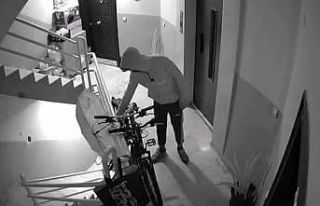 Kilitli bisikletleri çalmak istedi, açılan kapı...