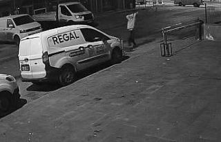 Kimse ne yaptığına anlam veremedi, taşla arabaların...