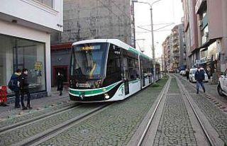 Kırmızı ışıkta geçen otomobil, tramvaya böyle...