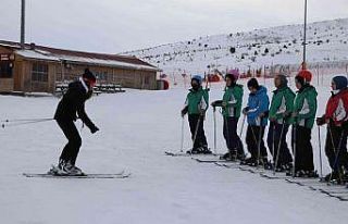 Kırsaldaki öğrenciler kayakla tanışıyor