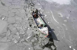 Kıyıları donan Beyşehir Gölü’nde balıkçıların...