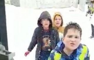 Kızakla kayan çocuklardan yolu temizlemeye gelen...