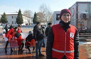Kızılay Kan bağışı tırına vatandaşlardan...