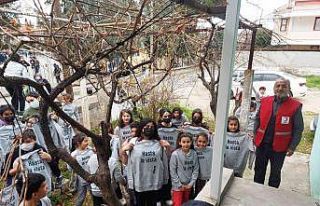 Kızılay’dan öğrencilere giyim yardımı