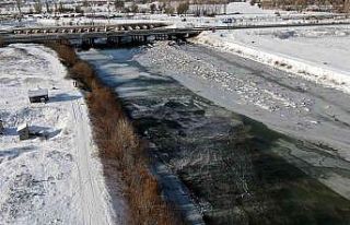 Kızılırmak’ın yüzeyi buzla kaplandı