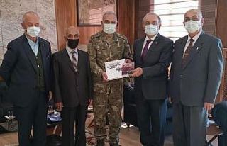 Kolordu komutanı Uzun’a ‘Sarıkamış’ kitabı