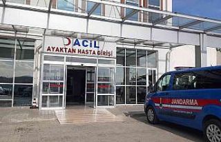 Kolunu kesen genç kız hastanelik oldu