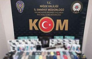KOM ekipleri kaçak telefon ve saat ele geçirdi