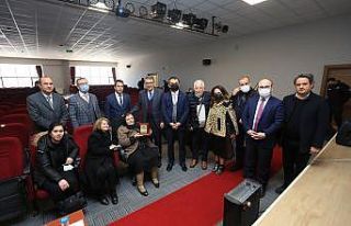 Konferans salonuna hayırseverlerin ismi verildi