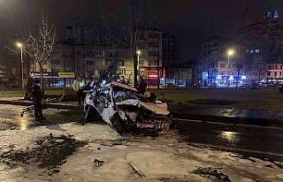 Kontrolden çıkan otomobil ağacı devirerek takla...