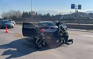 Kontrolden çıkan otomobil bariyere vurup savruldu