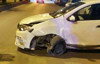 Kontrolden çıkan otomobil refüje çarptı: 1 Yaralı