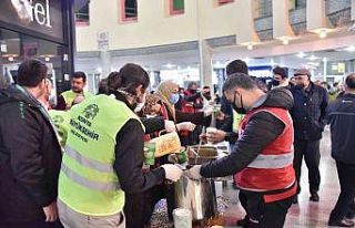 Konya Büyükşehir soğuk havada bekleyen yolcuların...