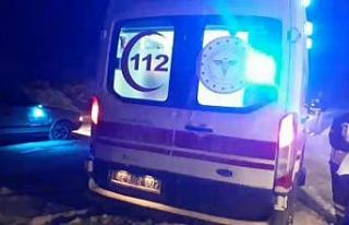 Konya’da hamile kadın karda mahsur kalan otomobilde...