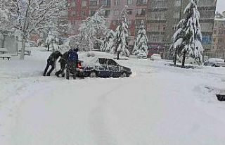 Konya’da kar yağışı hayatı olumsuz etkiliyor