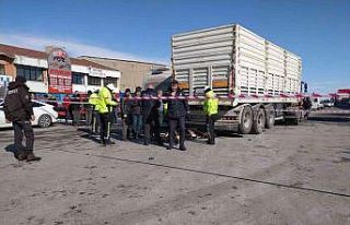 Konya’da tırın altında kalan yaya hayatını...