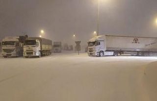 Konya’da yoğun kar ve tipi nedeniyle karayolları...