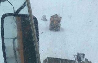 Kop dağında kar ve tipi ulaşımı olumsuz etkiliyor