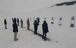 Koruma polisler, zorlu hava koşullarına rağmen...