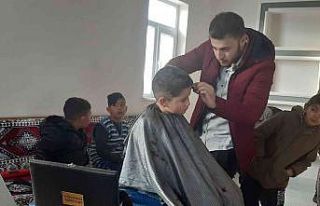 Köy köy dolaşıp çocukları ücretsiz tıraş...
