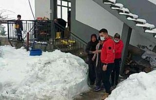 Köydeki hastayı UMKE ekipleri, kapalı köy yolunu...