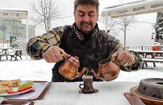 Köydeki kafede kahvaltılar kar üzerinde yapılıyor